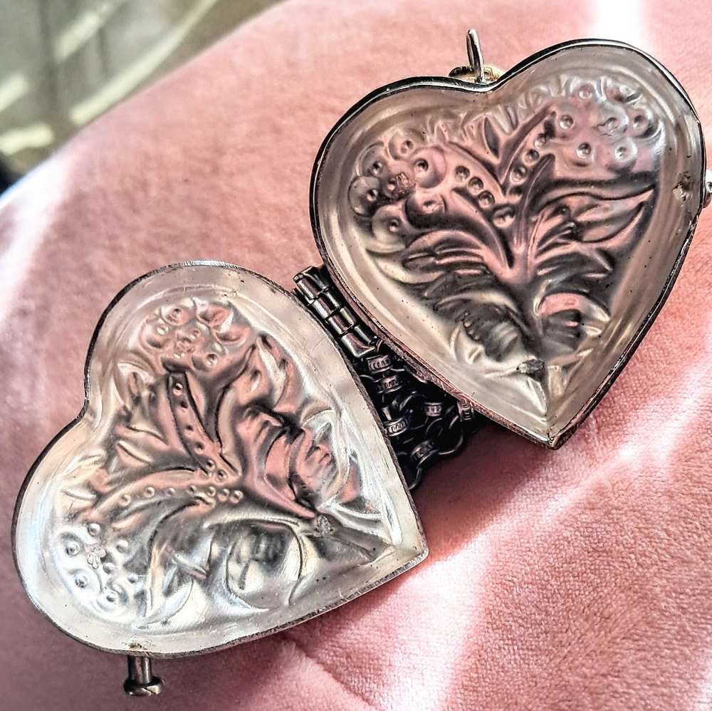 Vintage Victorian Revival Heart Locket Box Repoussé Pendant Necklace - Picture 6 of 10